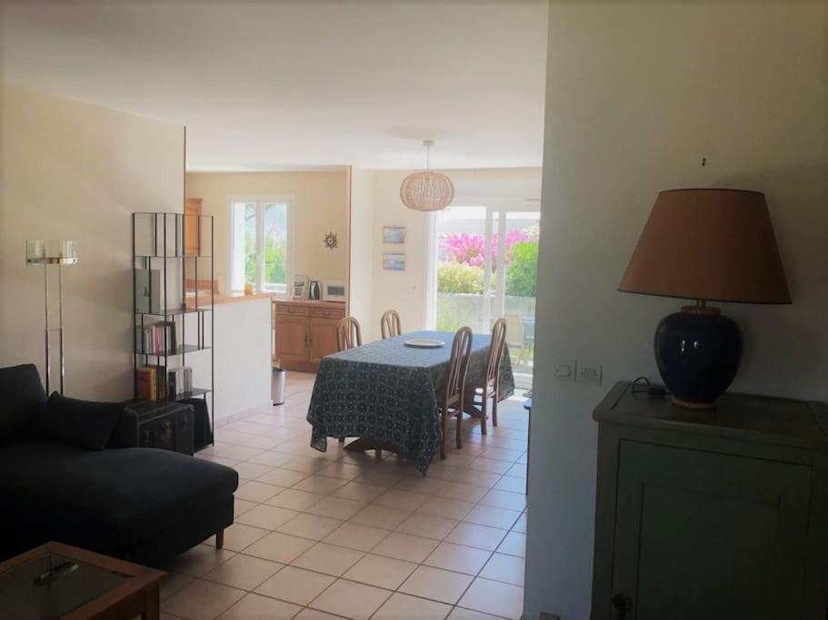 Vila Agreable Maison Ensoleillee Avec Jardin Arbore Le Château-dʼOléron Exteriér fotografie